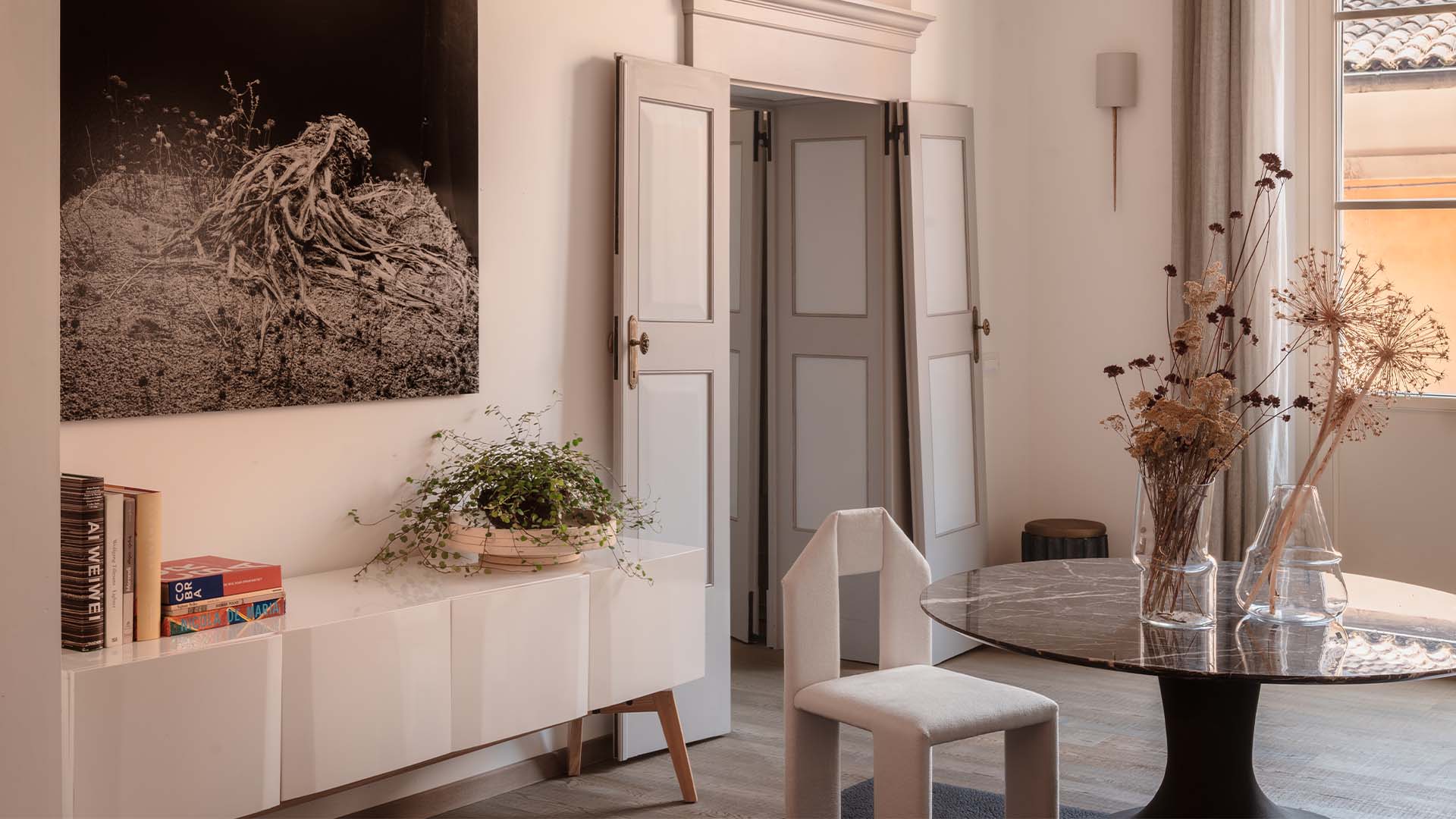 Progettazione camera da letto con carta da parati esclusiva e sartoriale