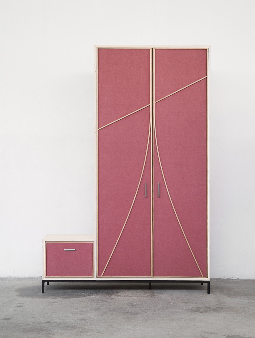 Armadio di design su misura progettato a Bologna da Doodesign: architettura del colore e finiture sartoriali per l'interior design contemporaneo.