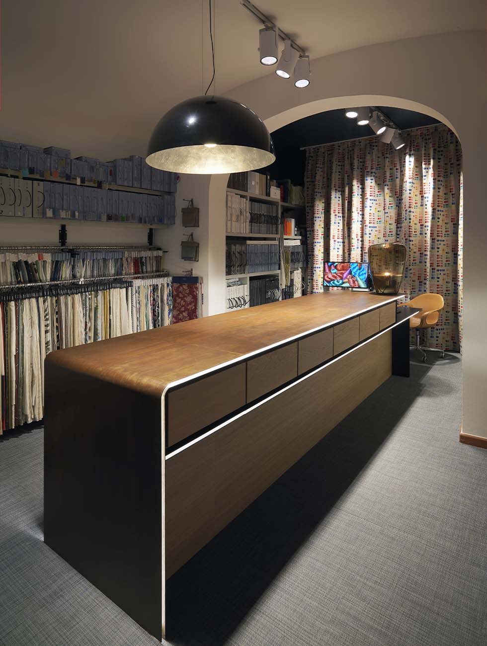 Bancone di design Banc-one su progetto firmato Doodesign: rigorosa struttura in metallo lavorata artigianalmente per living e spazi contract.