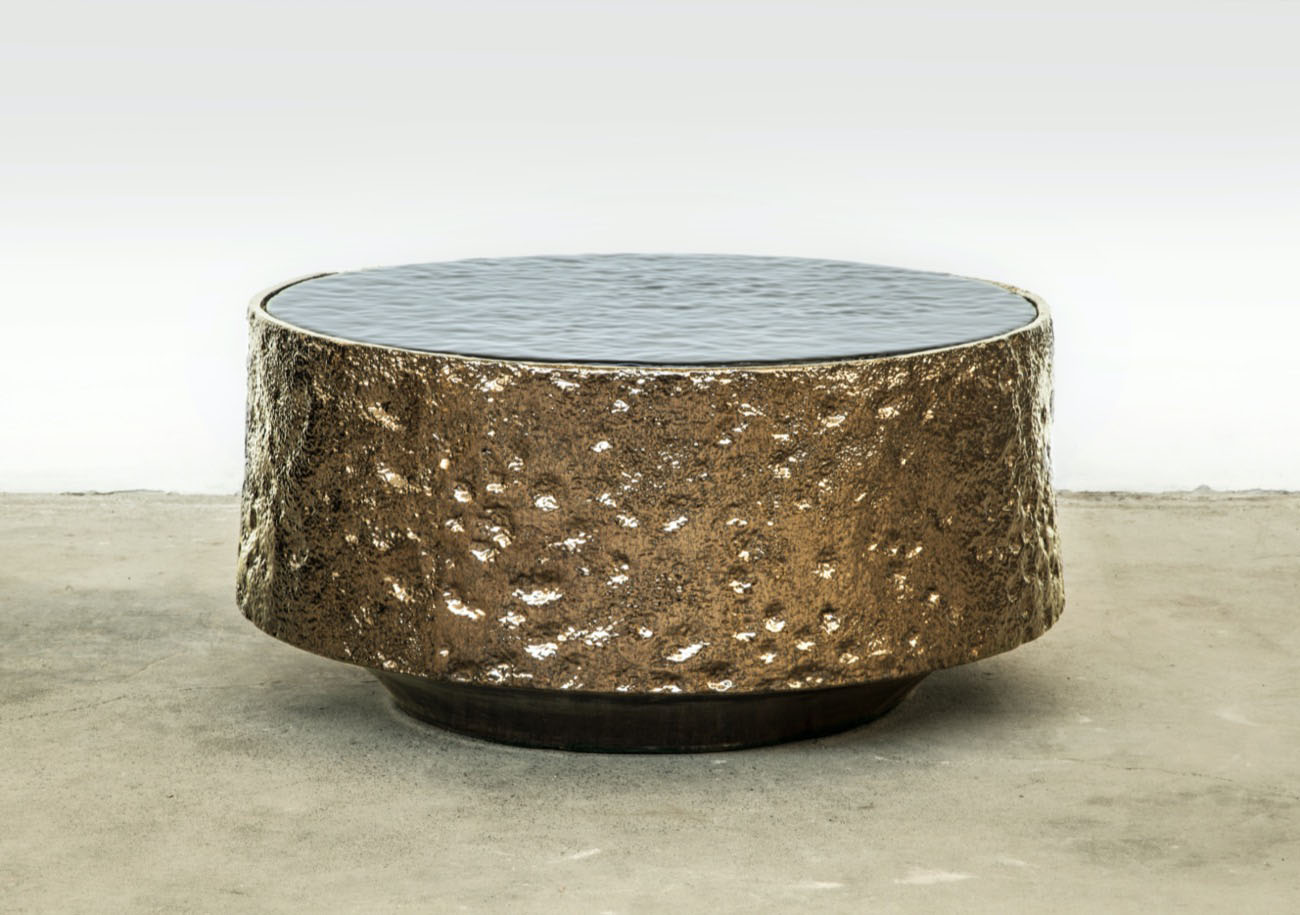 Tavolino di design Mola progettato da Doodesign: base artigianale in terracotta smaltata bronzo e top in vetro fuso ricco di bolle d'aria.