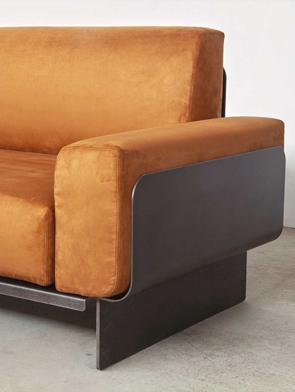 Divano di design Metallico su misura by Doodesign Bologna: struttura architettonica in metallo a vista e morbida cuscineria sartoriale per interni.