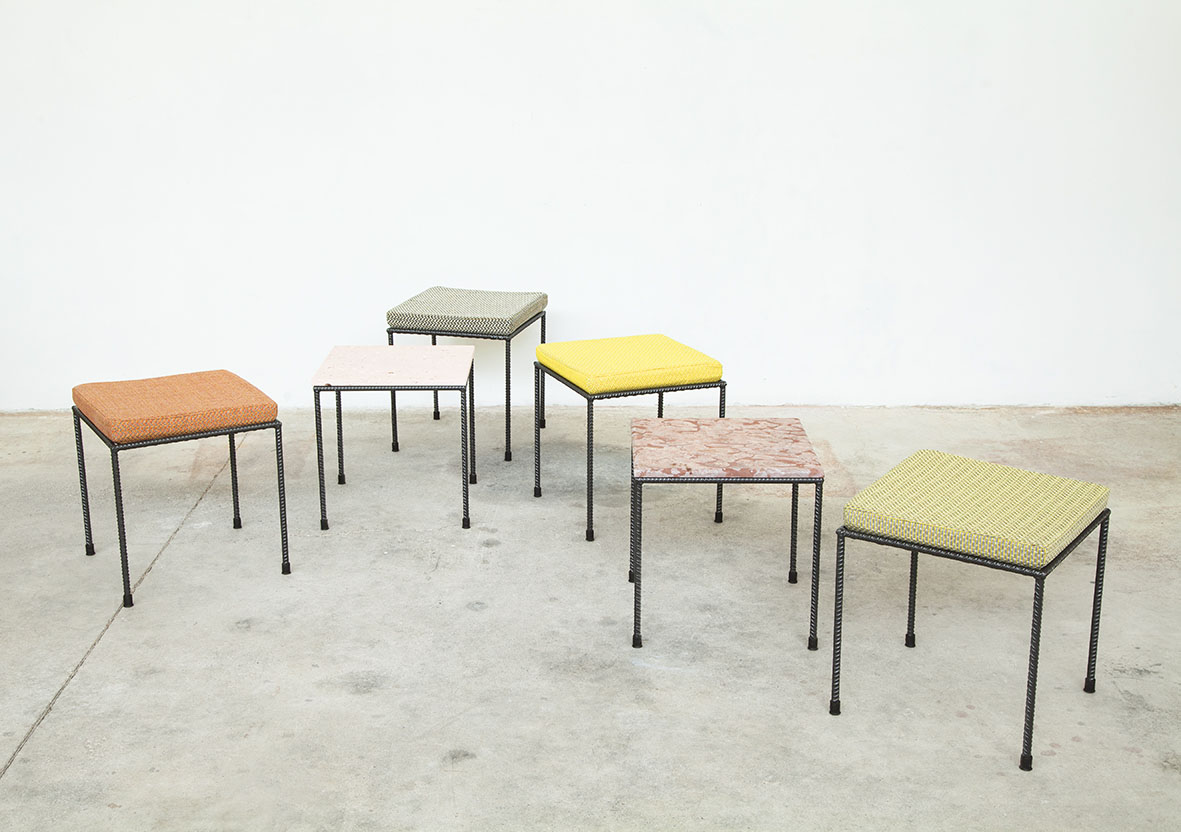 Seduta outdoor Scrâna di Doodesign: design ispirato a Franz West con struttura in tondino di ferro, tessuti tecnici e piano in pietra fossile.