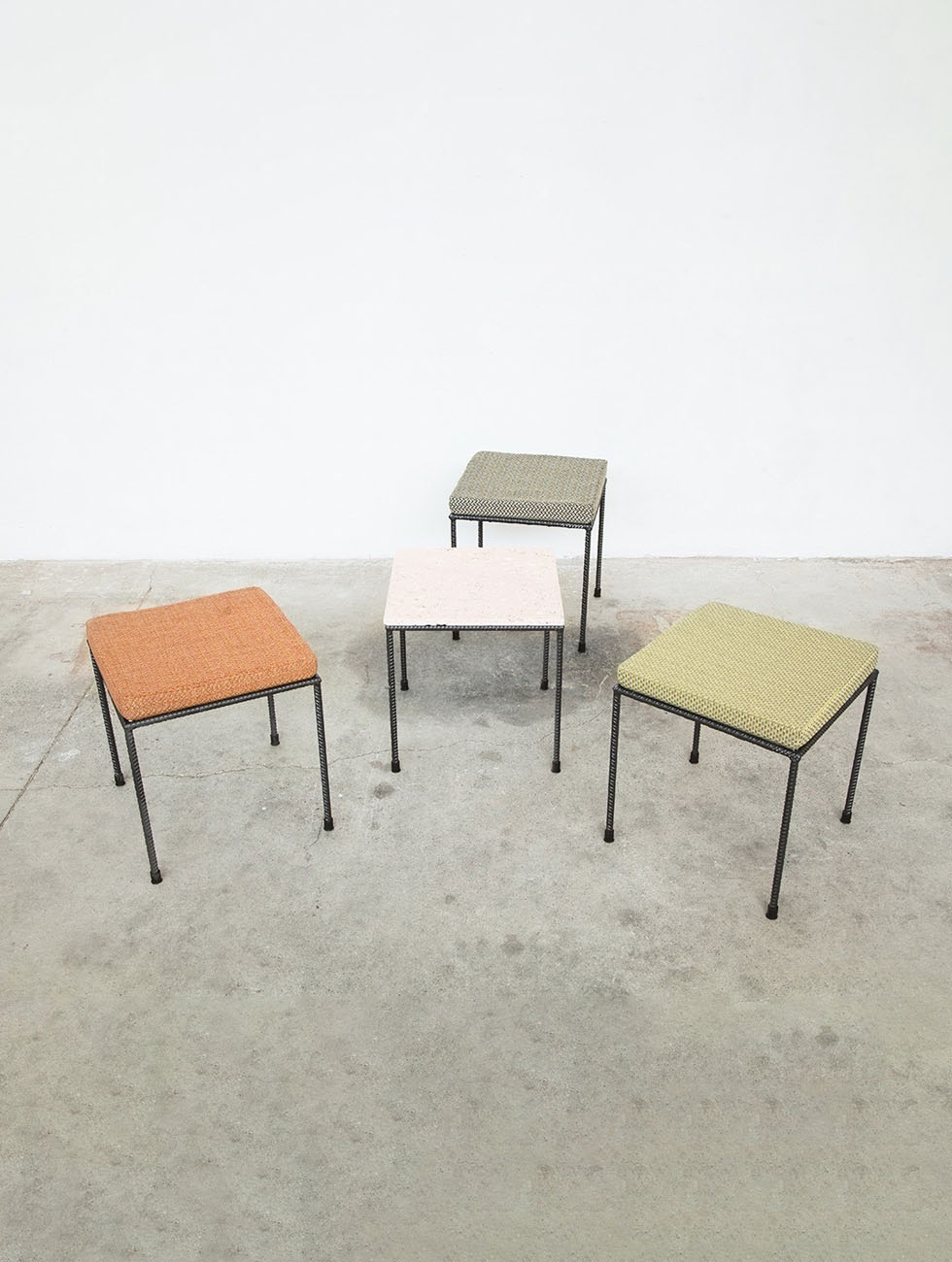 Seduta outdoor Scrâna di Doodesign: design ispirato a Franz West con struttura in tondino di ferro, tessuti tecnici e piano in pietra fossile.