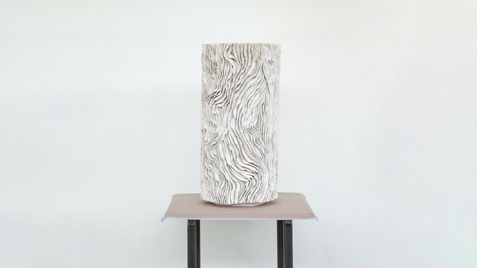 Vaso scultura Concrezione in ceramica artigianale: design organico by Doodesign Bologna ispirato alla naturale formazione delle stalagmiti.