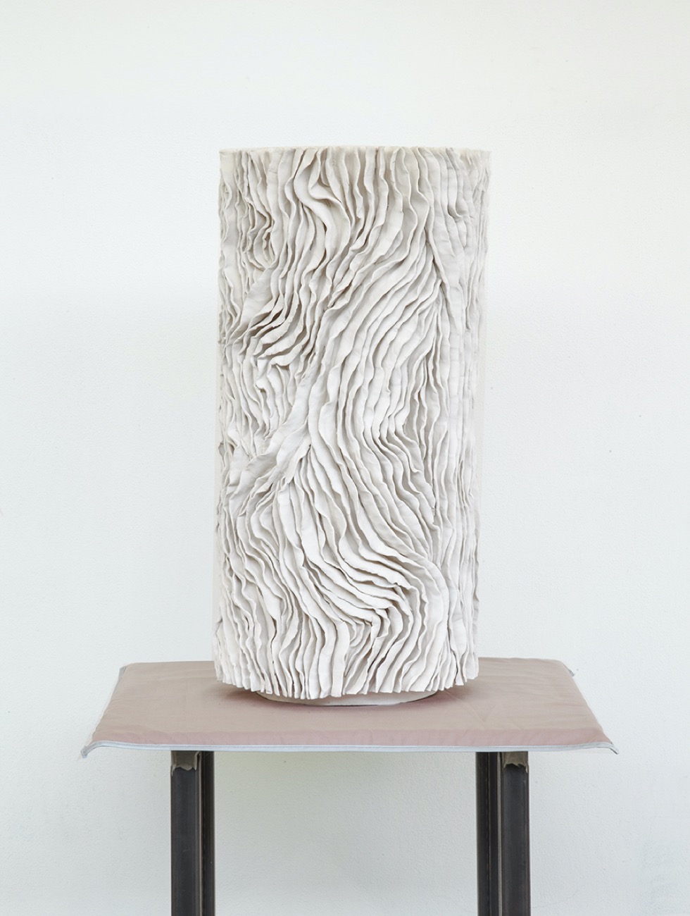 Vaso scultura Concrezione in ceramica artigianale: design organico by Doodesign Bologna ispirato alla naturale formazione delle stalagmiti.