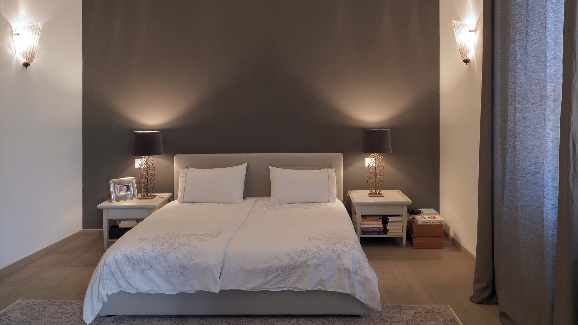 Progetto di interior design a Bologna: Casa AG - Arredi in stile moderno ingentilito da qualche pezzo di gusto classico e da numerose suppellettili