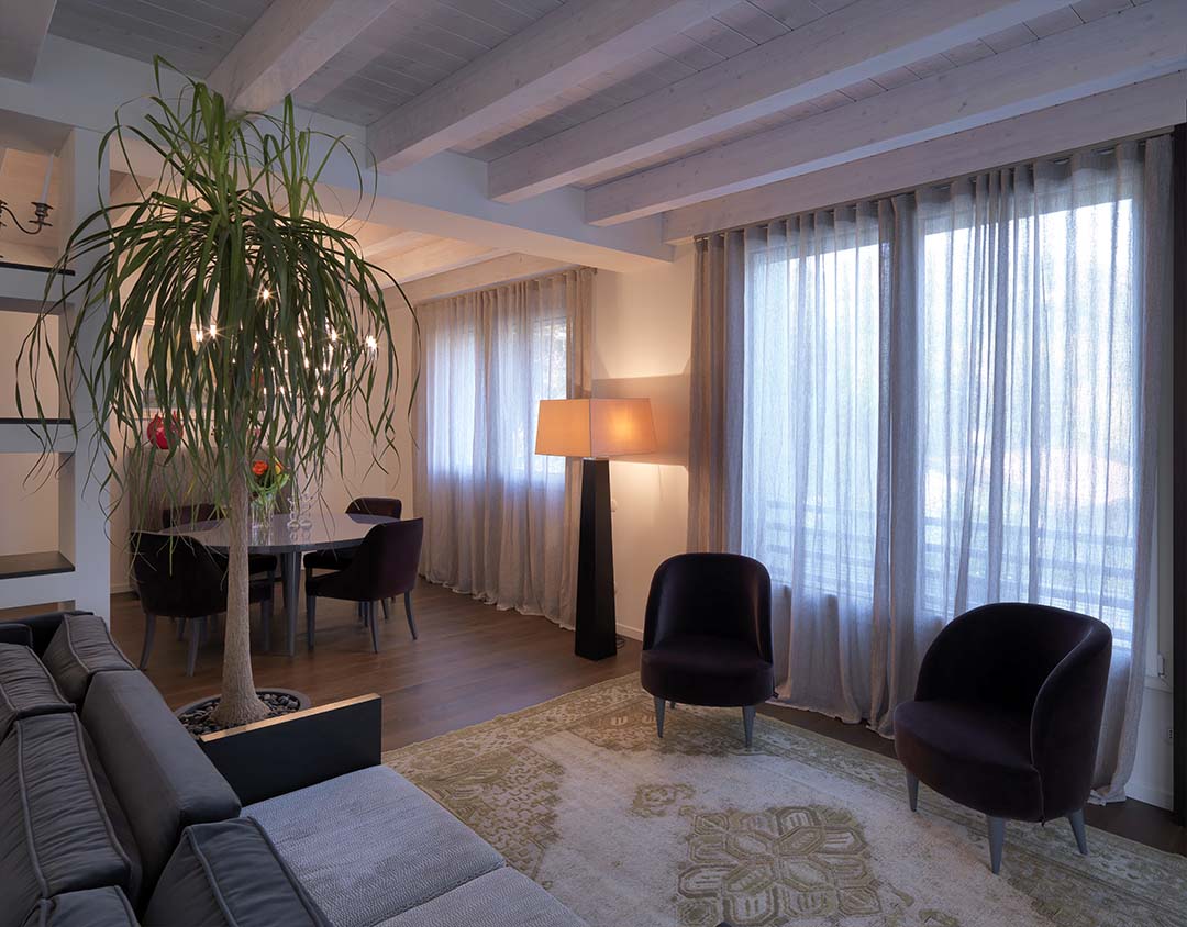 Progetto di interior design a Bologna: Casa BMP - Progetto dallo stile moderno, fatto di scelte essenziali, tinte unite, materiali di pregio e ricercatezza nei dettagli per donare all’ambiente un sapore eterno.