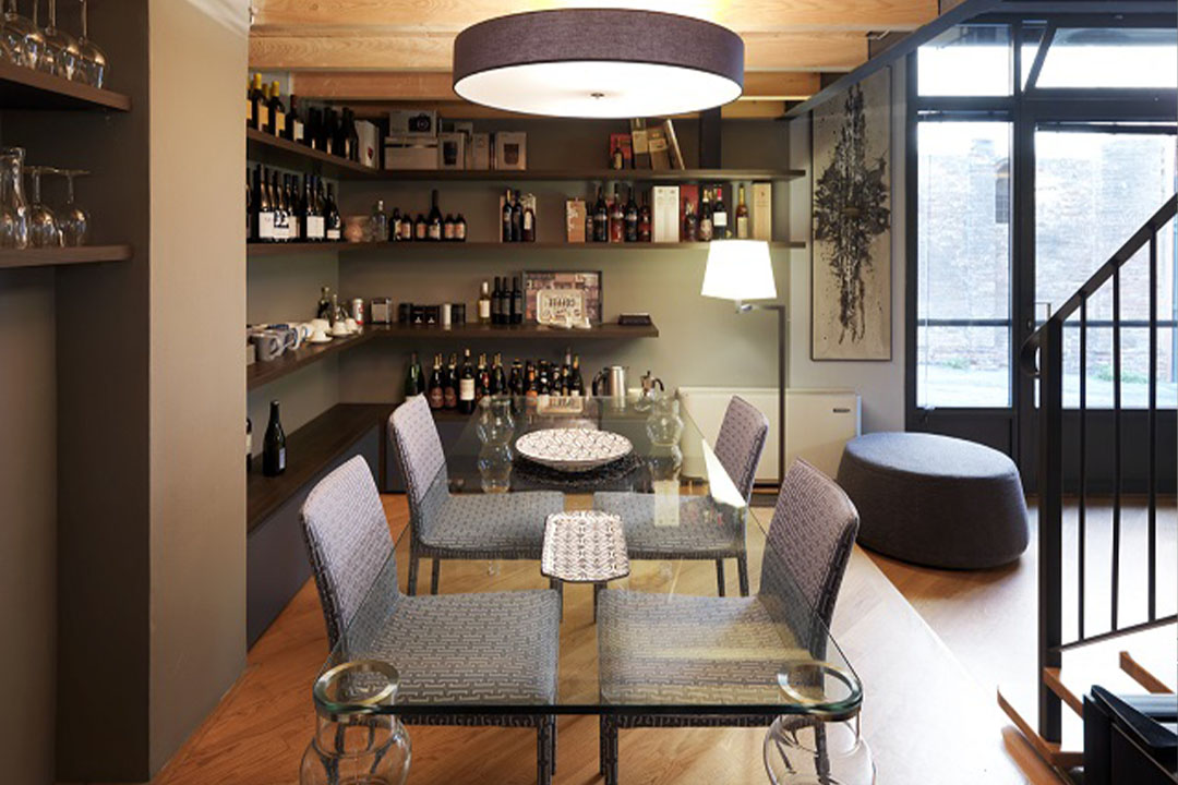 Progetto di interior design a Bologna: Casa EM - Ambiente polifunzionale con stile moderno contaminato da pezzi dal gusto industriale, che funga sia da ufficio che da ambiente relax